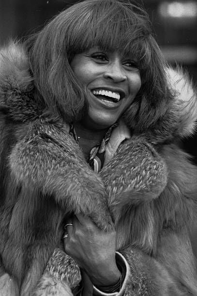 10 février 1978 : la rock star Tina Turner enveloppée de fourrure à son arrivée à l'aéroport d'Heathrow. Elle est au Royaume-Uni pour donner deux concerts. (Photo de Frank Tewkesbury/Evening Standard/Getty Images)