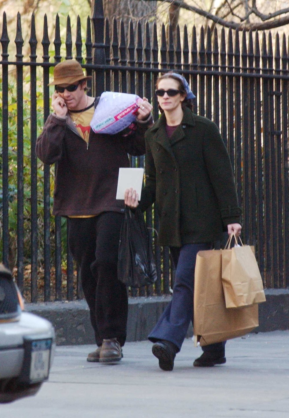 NEW YORK - NOVEMBER 24:  Julia Roberts (R) and her husband Danny Moder walk November 24, 2002 in New York City.  (Photo by Mario Magnani/Getty Images)
