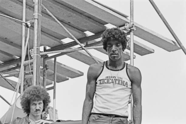 Musicien américain Ike Turner (1931-2007), vêtu d'un gilet avec