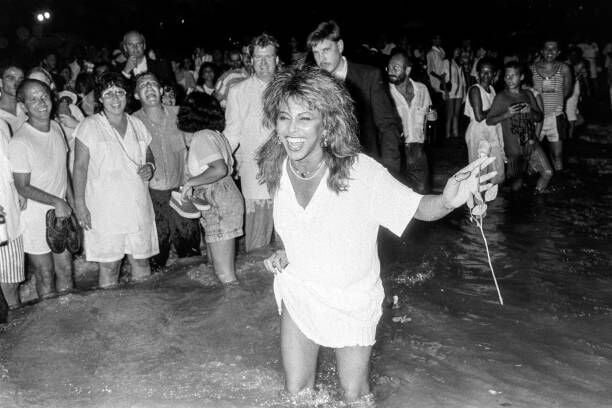 Tina Turner sur la plage de Copacabana, Rio de Janeiro, Brésil, le soir du Nouvel An le 31 décembre 1987 (Photo de Dave Hogan/Hulton Archive/Getty Images)