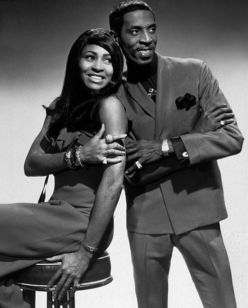 NON SPÉCIFIÉ - 13 DÉCEMBRE : Les chanteurs soul Ike Turner (vrai nom : Izear Luster Turner) et sa femme Tina Turner (vrai nom : Anna Mae Bullock) en 1965 (Photo par Apic/Getty Images)
