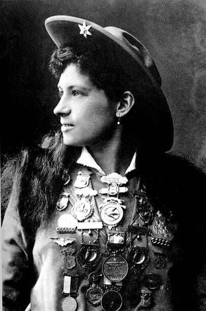 UNSPECIFIED - JANUARY 27:  Annie Oakley (1860-1926) United States sharpshooter who took part in a lot of shows  (Photo by Apic/Getty Images)