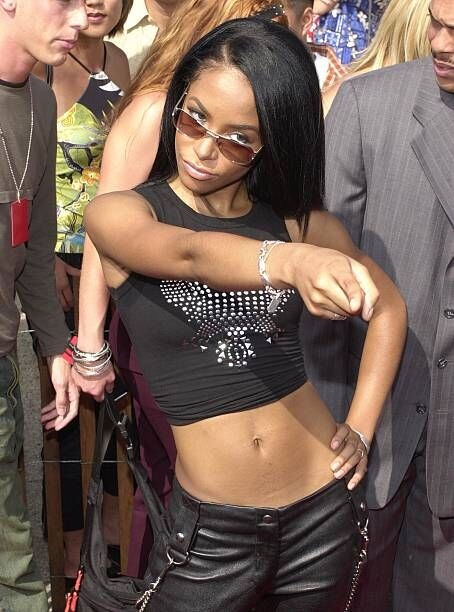 375090 02: Aaliyah arrives, August 6, 2000, at the 