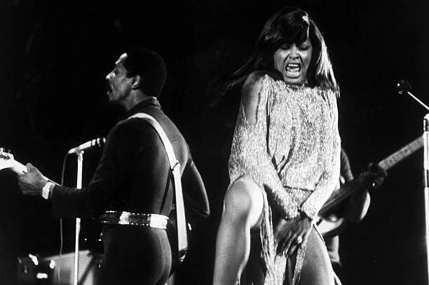 Ike Turner et Tina Turner se produisent sur scène à Londres le 27 novembre 1973. (Photo de Michael Putland/Getty Images)