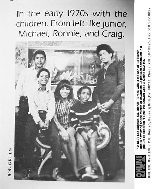 12-13-96 Los Angeles, Californie. Michael Turner qui est le fils d'Ike Turner et vit maintenant dans les rues du centre-ville de LA, illustré en bas à gauche sur une photo copiée de la biographie de Tina Turners