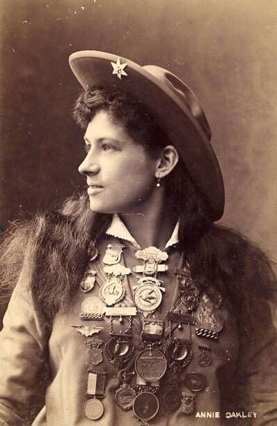 US rodeo star Annie Oakley (1860 - 1926) the highly skilled trick shooter with the Buffalo Bill Wild West Show.   (Photo by Hulton Archive/Getty Images)