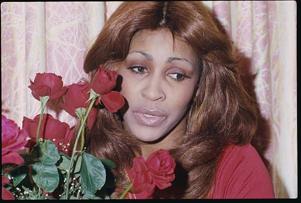 Tina Turner tenant des roses rouges (Photo de Lynn Goldsmith/Corbis/VCG via Getty Images)