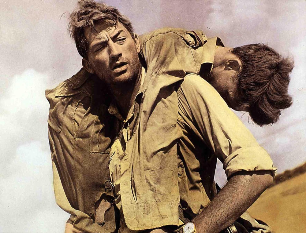 Kino. Flammen Über Fernost, Purple Plain, The, Flammen Über Fernost, Purple Plain, The, Gregory Peck, Lyndon Brook Als Forrester (Gregory Peck) bei einem Einsatz seine Maschine in feidlichem Gebiet notlanden muß, wird der Navigator Carrington (Lyndon Brook) verletzt., 1954. (Photo by FilmPublicityArchive/United Archives via Getty Images)