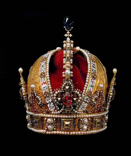VIENNA, AUSTRIA - CIRCA 1602: Austrian imperial crown, produced by Jan Vermeyen in Prague in 1602 as a personal crown for Emperor Rudolpf II. 1602. (Photo by Imagno/Getty Images) [Oesterreichische Kaiserkrone, 1602 als Privatkrone fuer Kaiser Rudolf II. in Prag durch Jan Vermeyen angefertigt. Stand als oesterreichische Hauskrone in Verwendung, bevor sie 1804 bei der Erhebung der oesterreichischen Erblaender zum Kaisertum Oesterreich zur offiziellen Krone wurde.]