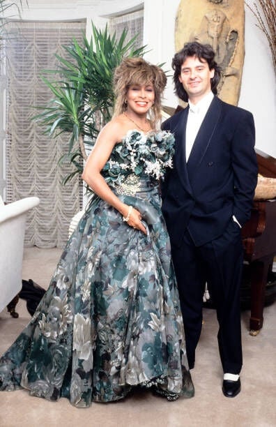 La chanteuse Tina Turner pose avec Erwin Bach pour célébrer son 50e anniversaire en novembre 1989, à Londres. (Photo de Dave Hogan/Hulton Archive/Getty Images)