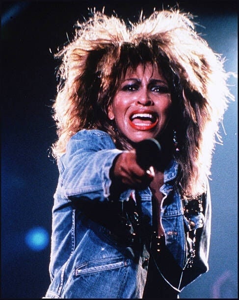 Londres - 1990 : la chanteuse Tina Turner se produit sur scène au stade de Wembley. (Photo de Dave Hogan/Getty Images)