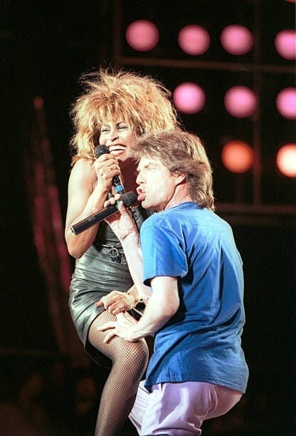 (PHOTO DE DOSSIER) Tina Turner et Mick Jagger se produisent devant une foule à guichets fermés lors du concert Live Aid au JFK Stadium de Philadelphie, Pennsylvanie, le 13 juillet 1985. Jagger fêtera son 60e anniversaire le 26 juillet 2003 avec une fête à Prague, République tchèque où les Rolling Stones sont actuellement en tournée. (Photo de Frank Micelotta/Getty Images)